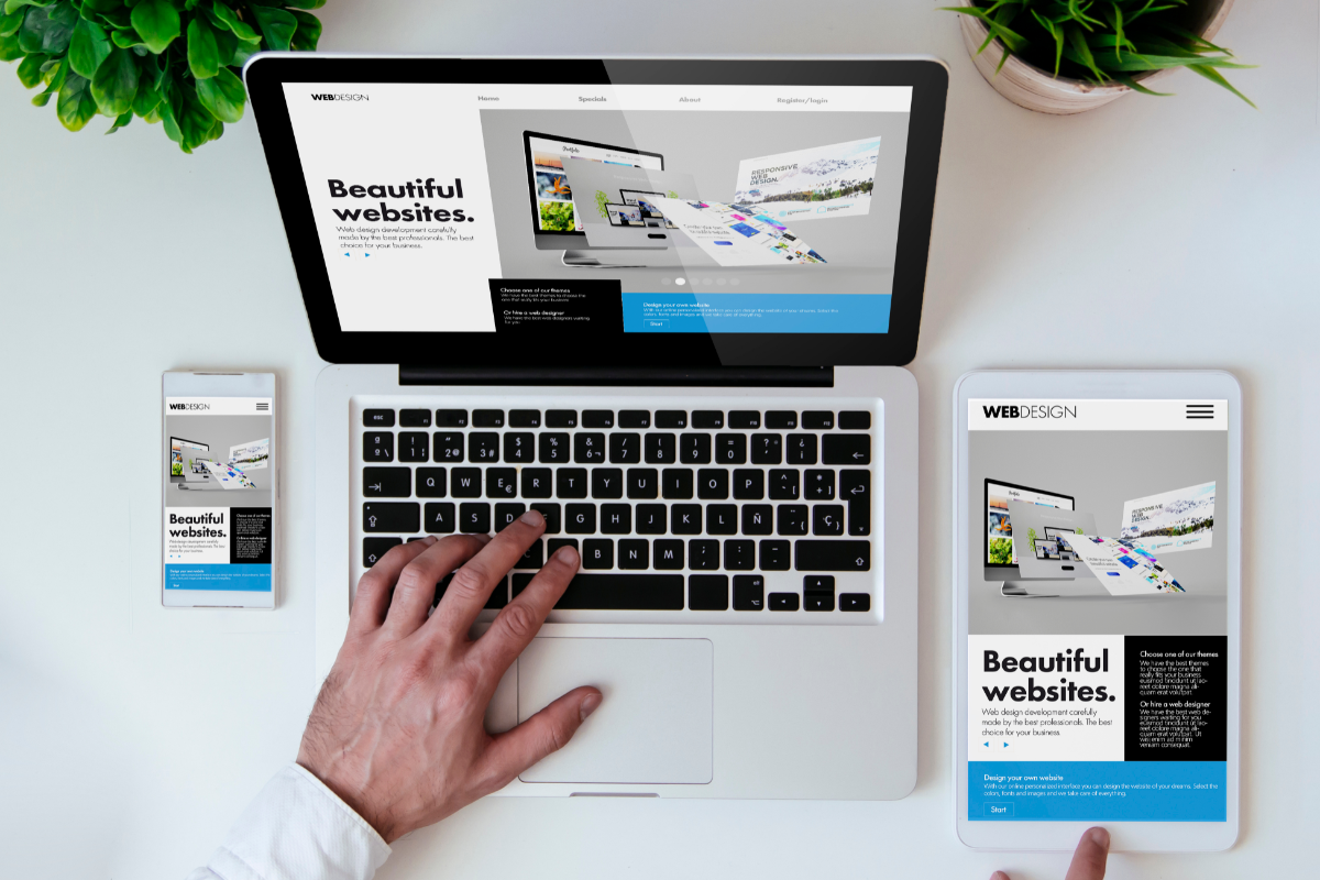 Création de site web professionnel sur ordinateur portable pour entreprise et PME